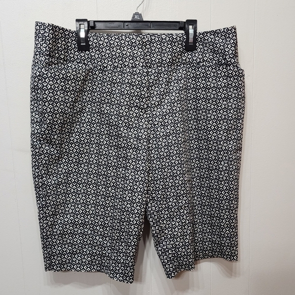 Worthington Shorts Size 10  Black and White Modern Fit Flat Front Casual C405‎ - Picture 1 of 3